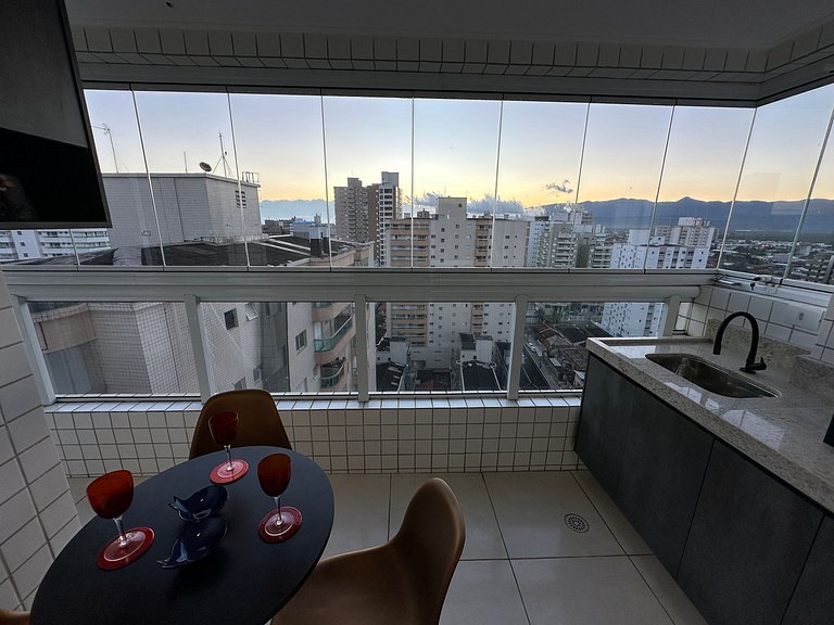 A 300m da praia, varanda gourmet vista incrível!