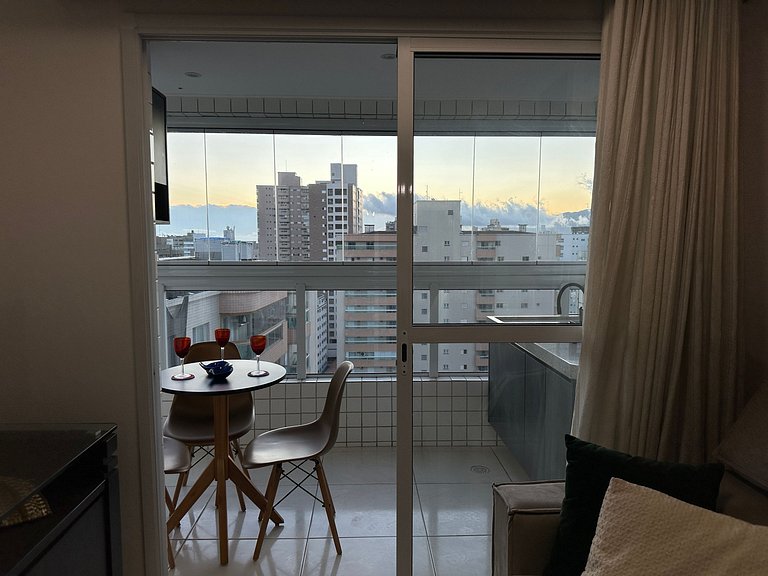 A 300m da praia, varanda gourmet vista incrível!