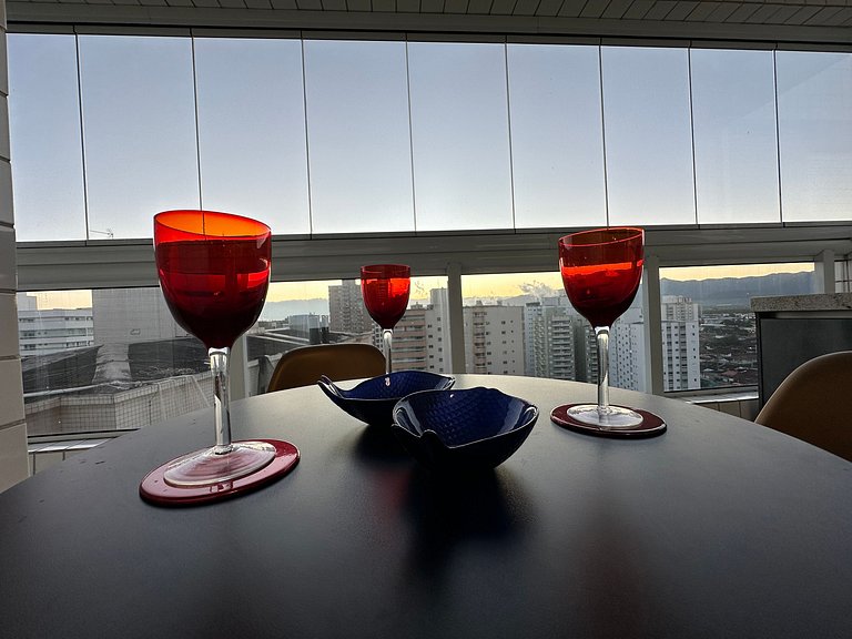 A 300m da praia, varanda gourmet vista incrível!