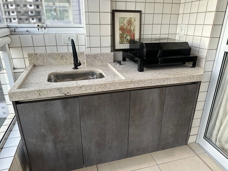 A 300m da praia, varanda gourmet vista incrível!