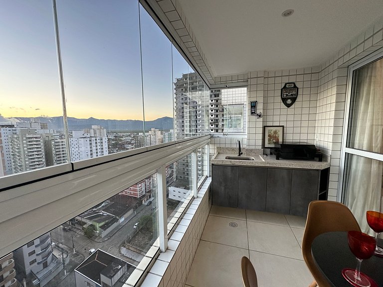 A 300m da praia, varanda gourmet vista incrível!