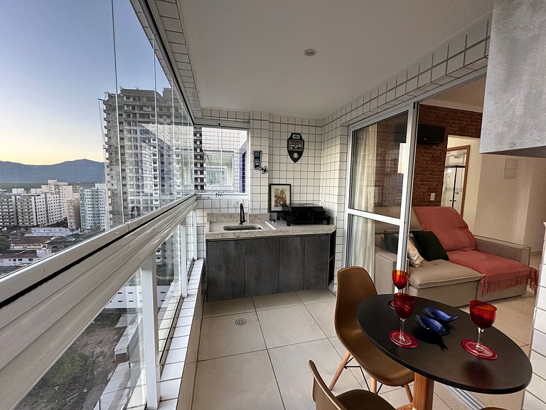 A 300m da praia, varanda gourmet vista incrível!