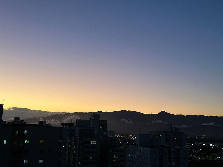 A 300m da praia, varanda gourmet vista incrível!