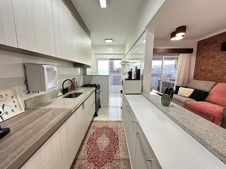 A 300m da praia, varanda gourmet vista incrível!