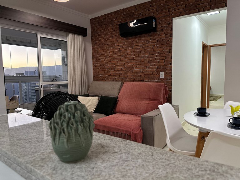 A 300m da praia, varanda gourmet vista incrível!