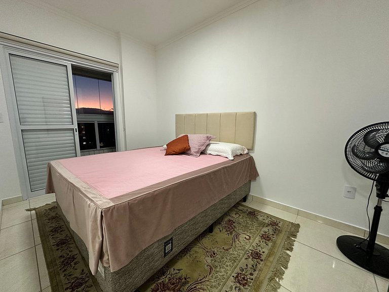 A 300m da praia, varanda gourmet vista incrível!