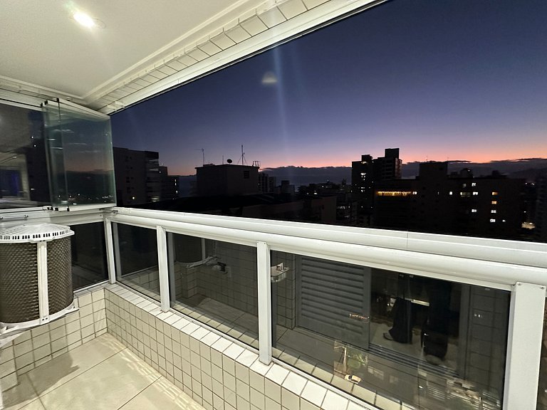 A 300m da praia, varanda gourmet vista incrível!