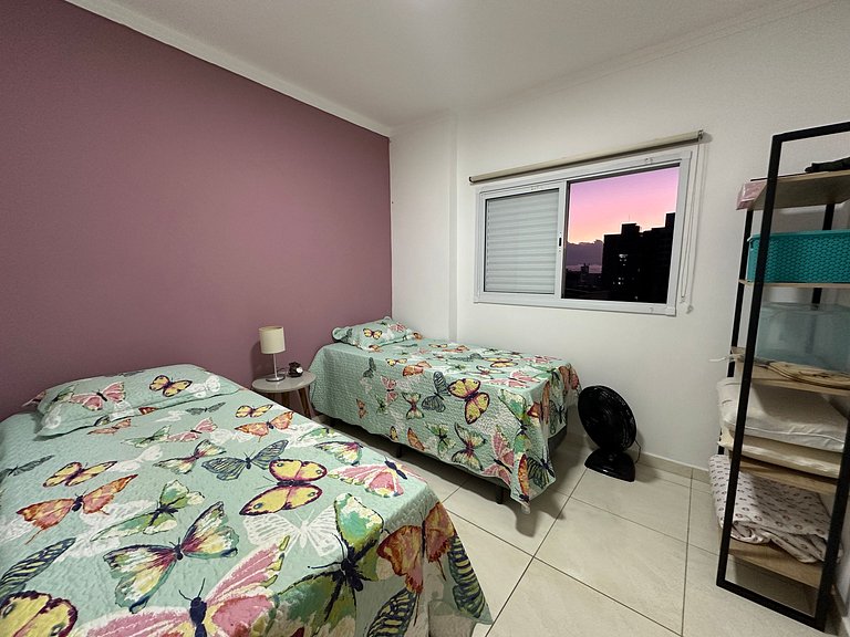 A 300m da praia, varanda gourmet vista incrível!