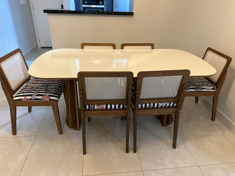 Conforto c/ Vista Mar: Apto com Ar e Garagem