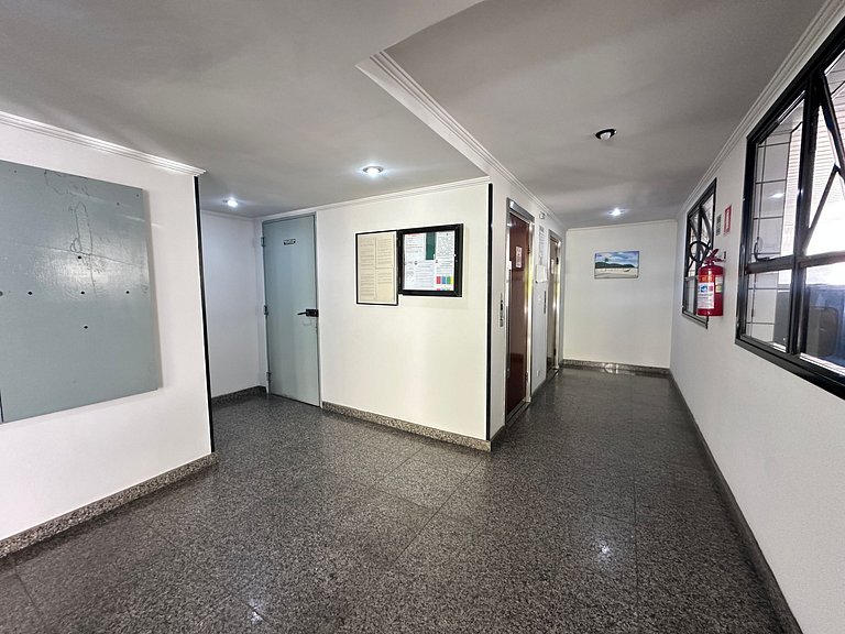 Apto no Canto do Forte Moderno c/ Wi-Fi e Elevador