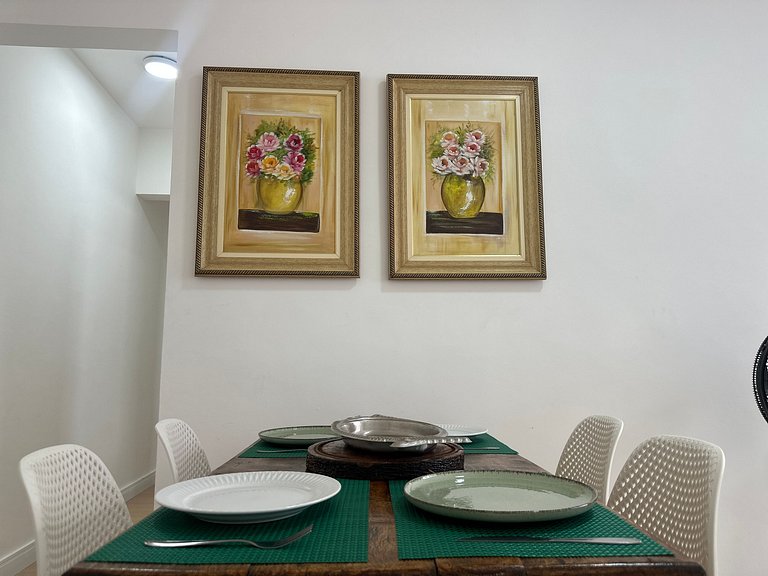 Apto decorado a 1 quadra da praia no Caiçara!