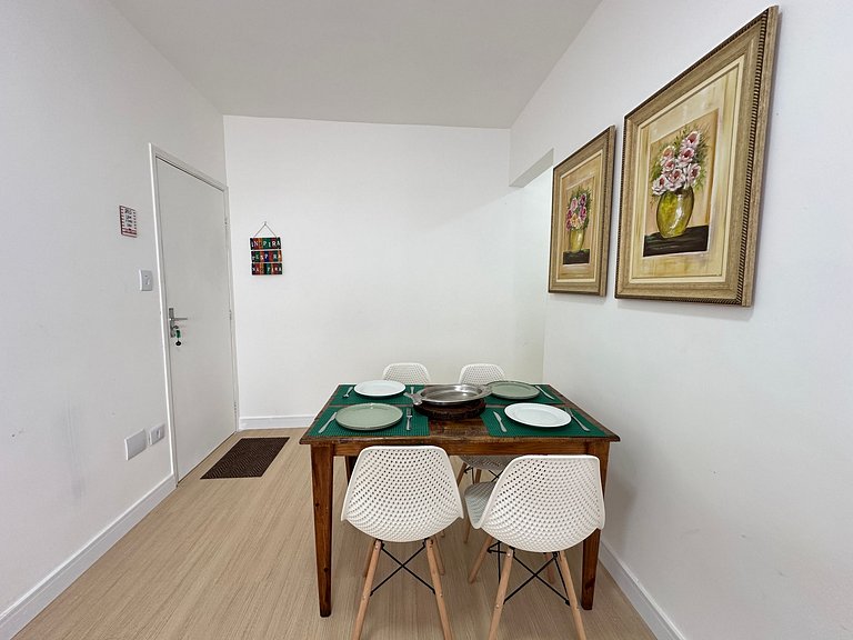 Apto decorado a 1 quadra da praia no Caiçara!