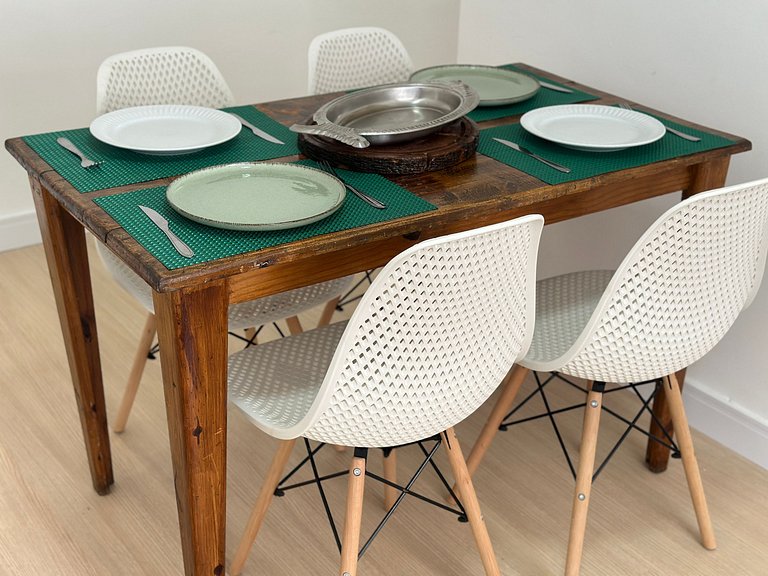 Apto decorado a 1 quadra da praia no Caiçara!