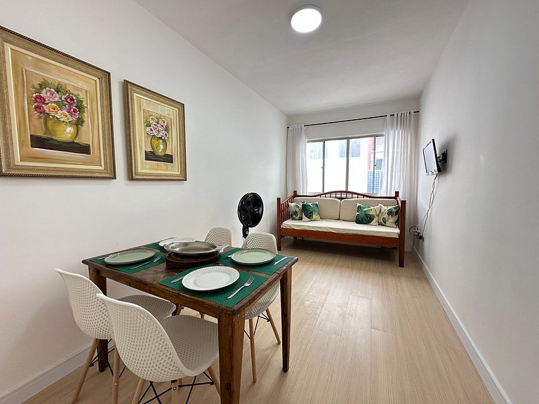 Apto decorado a 1 quadra da praia no Caiçara!