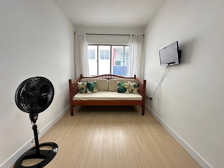 Apto decorado a 1 quadra da praia no Caiçara!