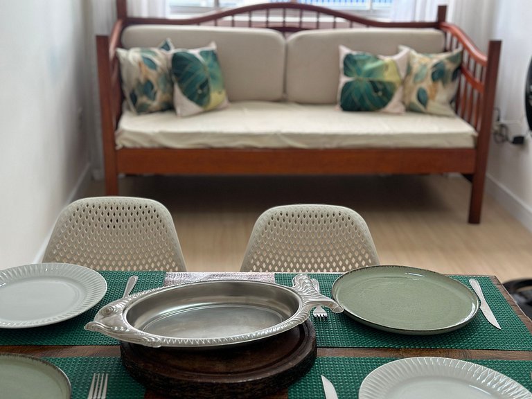 Apto decorado a 1 quadra da praia no Caiçara!