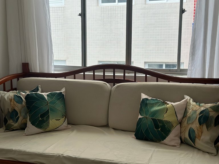 Apto decorado a 1 quadra da praia no Caiçara!