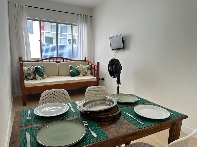 Apto decorado a 1 quadra da praia no Caiçara!