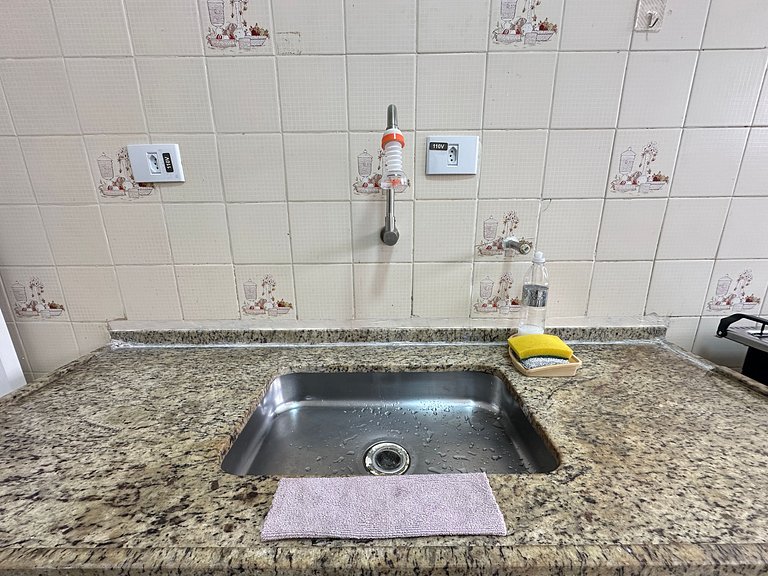 Apto decorado a 1 quadra da praia no Caiçara!