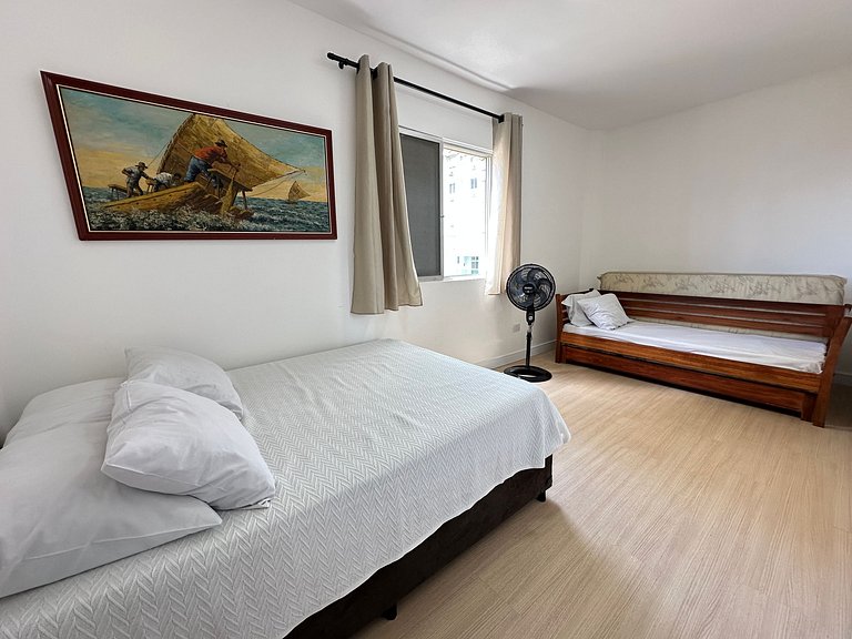 Apto decorado a 1 quadra da praia no Caiçara!