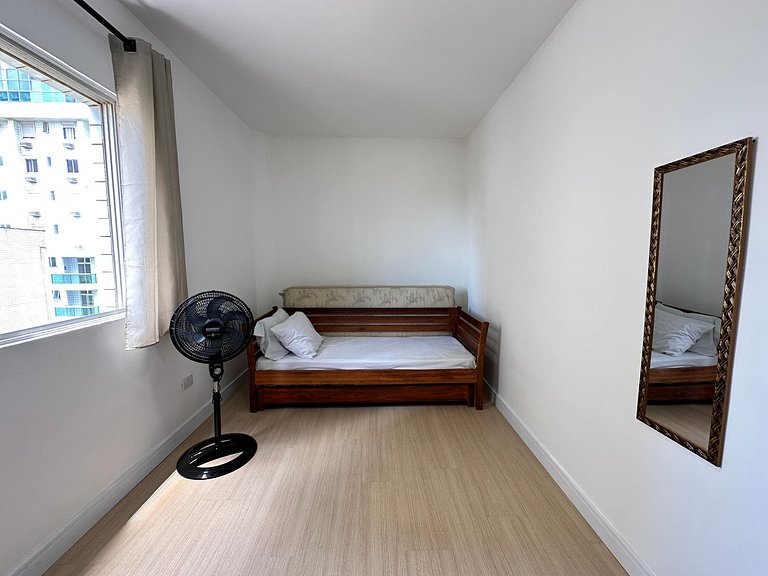 Apto decorado a 1 quadra da praia no Caiçara!