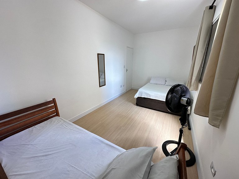 Apto decorado a 1 quadra da praia no Caiçara!