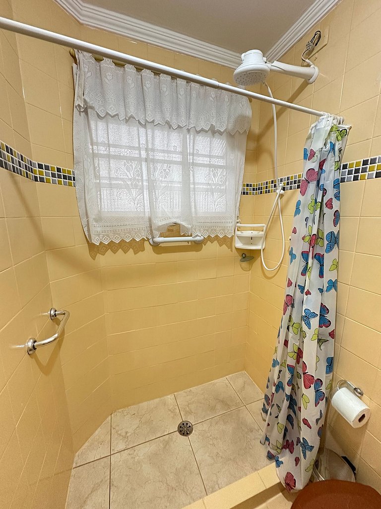 Apto Espaçoso a 300m da Praia da Aviação