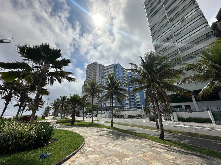 Litoral com Conforto: Vista Mar e Brisa Leve